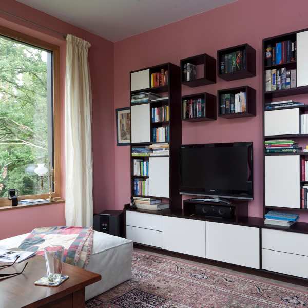 .radix | Aka23 | Schrankwand in Räuchereiche mit lackierten Fronten .radix | Aka23 | Schrankwand in Räuchereiche mit lackierten Fronten 1