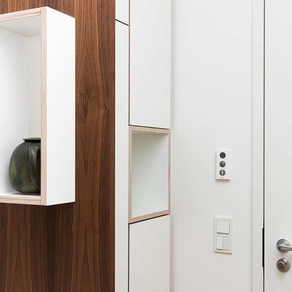 .radix | Boarding House | Einrichtung – Dekorspanplatte, multiplex weiß, Nußbaum furniert .radix | Boarding House | Einrichtung – Dekorspanplatte, multiplex weiß, Nußbaum furniert 2