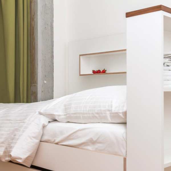 .radix | Boarding House | Einrichtung – Dekorspanplatte, multiplex weiß, Nußbaum furniert .radix | Boarding House | Einrichtung – Dekorspanplatte, multiplex weiß, Nußbaum furniert 4