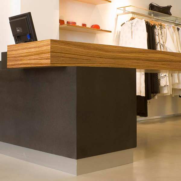 .radix | Verkaufssprungbrett | Tresen für Evelin Brandt, MDF schwarz durchgefärbt, Zebrano furniert .radix | Verkaufssprungbrett | Tresen für Evelin Brandt, MDF schwarz durchgefärbt, Zebrano furniert 2