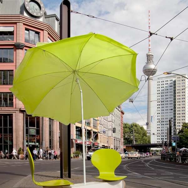 .radix | Helga hinsetzen | Formsperrholz Sitzschalen drehbar auf Untergestell aus Multiplex filmbeschichtet an Sonnenschirm .radix | Helga hinsetzen | Formsperrholz Sitzschalen drehbar auf Untergestell aus Multiplex filmbeschichtet an Sonnenschirm 3