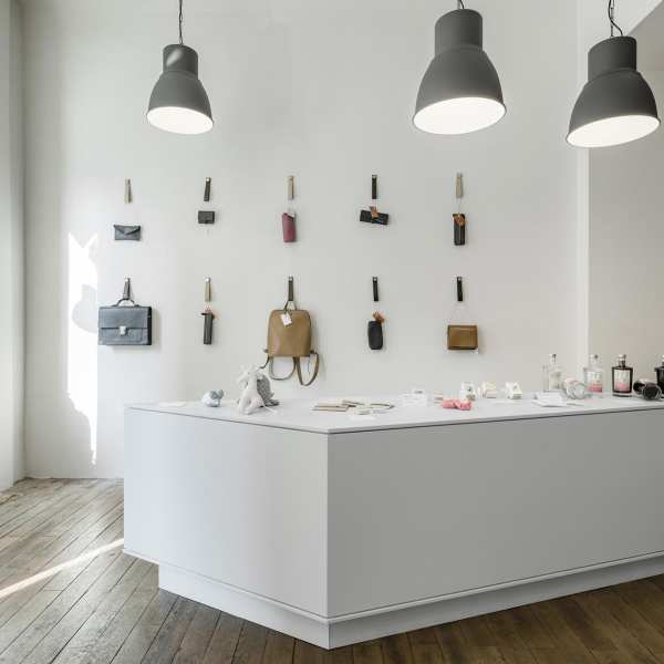 .radix | Heimat Heidelberg | Schräge Geschäftseinrichtung in MDF weiß lackiert .radix | Heimat Heidelberg | Schräge Geschäftseinrichtung in MDF weiß lackiert 3