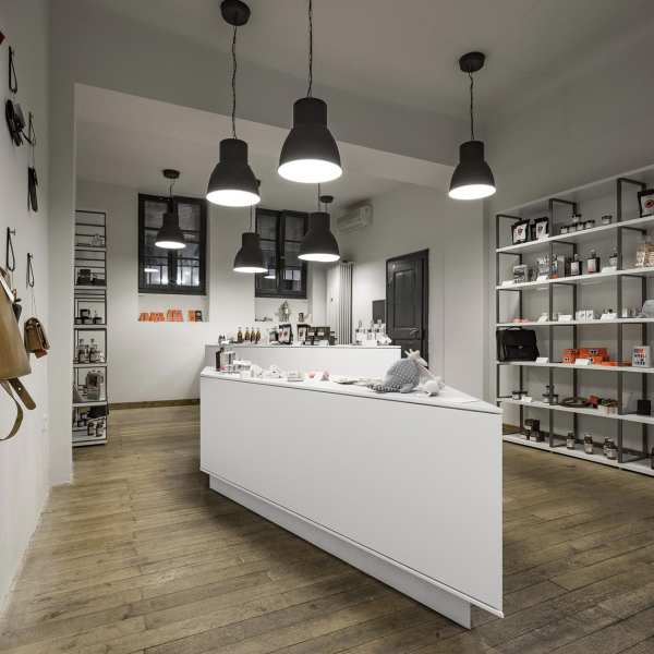 .radix | Heimat Heidelberg | Schräge Geschäftseinrichtung in MDF weiß lackiert .radix | Heimat Heidelberg | Schräge Geschäftseinrichtung in MDF weiß lackiert 4