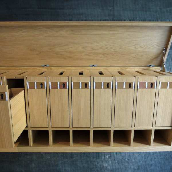 .radix | Pestalozzi | Briefkastenanlage, Eichenfurnier an zementgebundener Spanplatte mit LED-Beleuchtung .radix | Pestalozzi | Briefkastenanlage, Eichenfurnier an zementgebundener Spanplatte mit LED-Beleuchtung 5