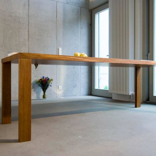 .radix | Aka52 | Grenzen der Physik – Esstisch in Räuchereiche massiv .radix | Aka52 | Grenzen der Physik – Esstisch in Räuchereiche massiv 3