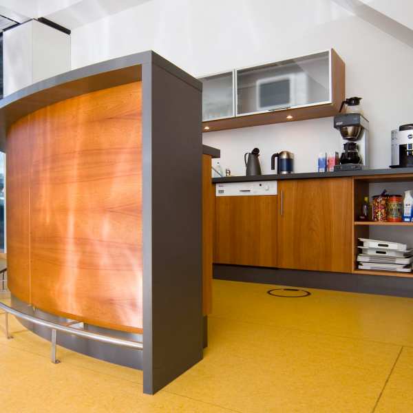 .radix | Hil29 | geschwungene Teeküche in Kirsche furniert .radix | Hil29 | geschwungene Teeküche in Kirsche furniert 3