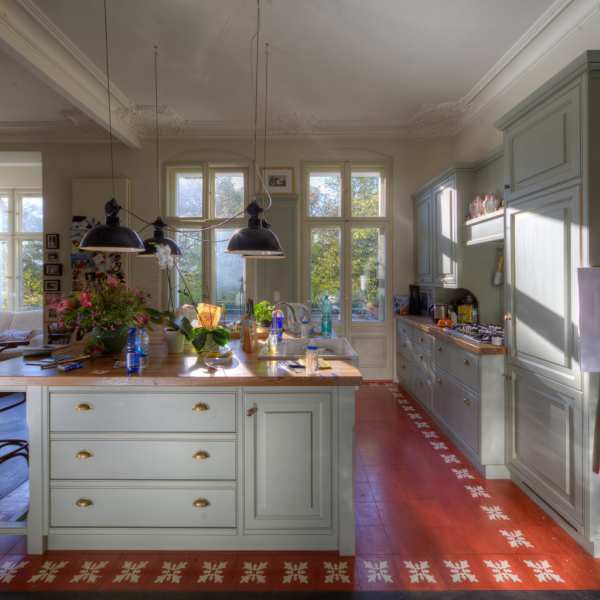 .radix | St22 | Wohnküche im Landhausstil in Eiche massiv, Fronten lackiert .radix | St22 | Wohnküche im Landhausstil in Eiche massiv, Fronten lackiert 1