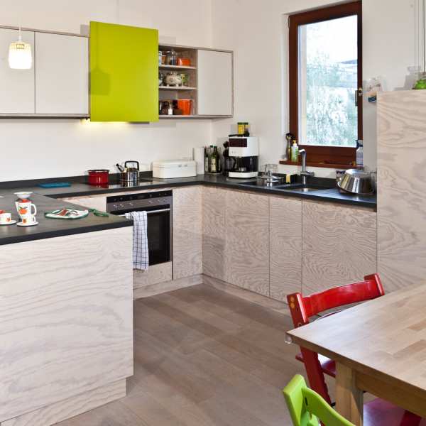 .radix | Hoff | Familienküche U-Form in Seekiefer gebeizt und lackiert mit Arbeitsplatte aus Schiefer .radix | Hoff | Familienküche U-Form in Seekiefer gebeizt und lackiert mit Arbeitsplatte aus Schiefer 2