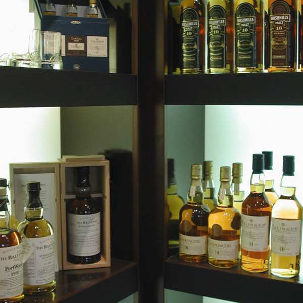 .radix | Cla333 | Geschäftseinrichtung, Weinregal in MDF lackiert mit Beleuchtung und Polstermöbel in Thermo-Esche und Kvadrat Stoffe .radix | Cla333 | Geschäftseinrichtung, Weinregal in MDF lackiert mit Beleuchtung und Polstermöbel in Thermo-Esche und Kvadrat Stoffe 3