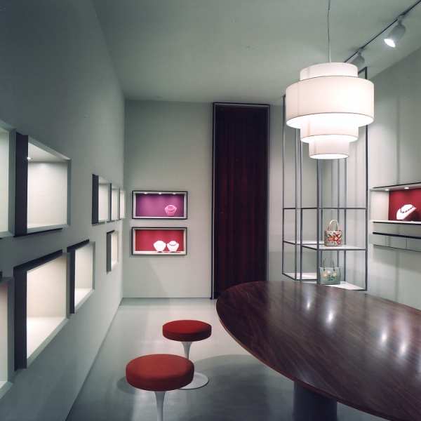 .radix | Ble52 | Einrichtung Verkaufsraum für Modeschmuck in Nussbaum furniert, Vitrinen in MDF lackiert mit Beleuchtung .radix | Ble52 | Einrichtung Verkaufsraum für Modeschmuck in Nussbaum furniert, Vitrinen in MDF lackiert mit Beleuchtung 1